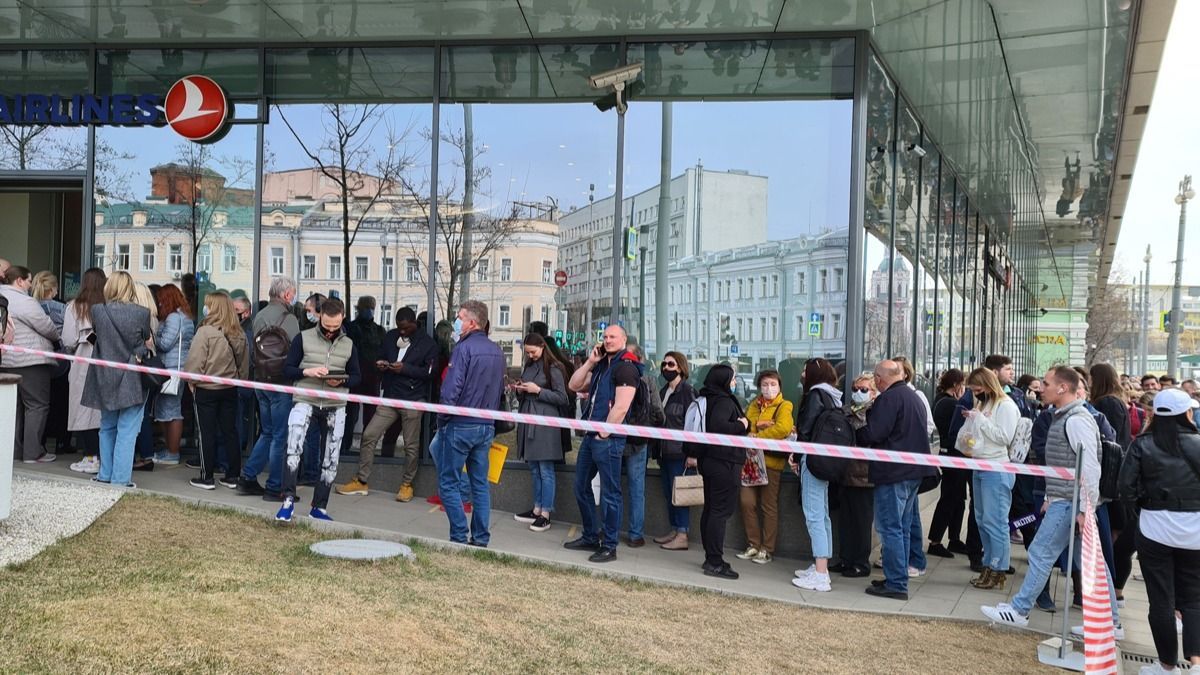 Росіяни стоять у довгих чергах, щоб здати свої квитки в Туреччину