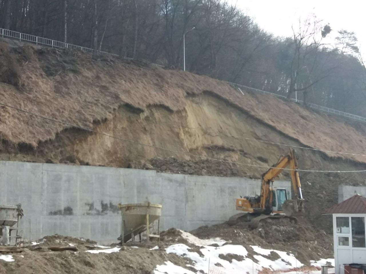 Во Львове из-за строительных работ случился оползень: по тротуару пошла трещина - фото Во Львове из-за строительных работ случился оползень: по тротуару пошла трещина - фото
