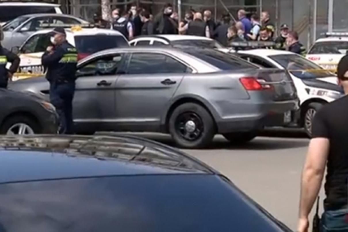 В Тбилиси неизвестный захватил заложников в банке: видео