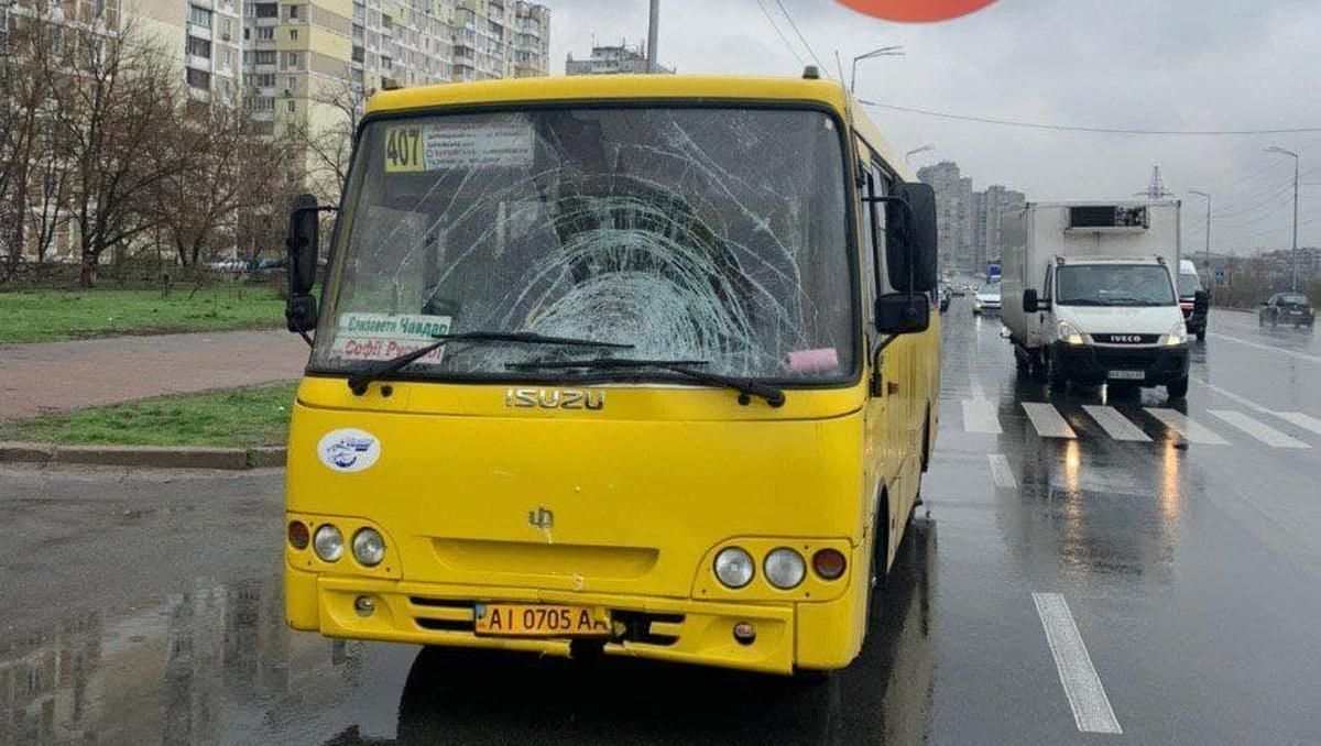 На Позняках у Києві маршрутка на смерть збила жінку