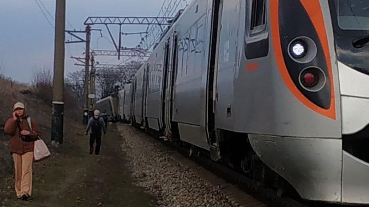 В Укрзалізниці звільнили 6 працівників через аварію з Інтерсіті+ В Укрзалізниці звільнили 6 працівників через аварію з Інтерсіті+