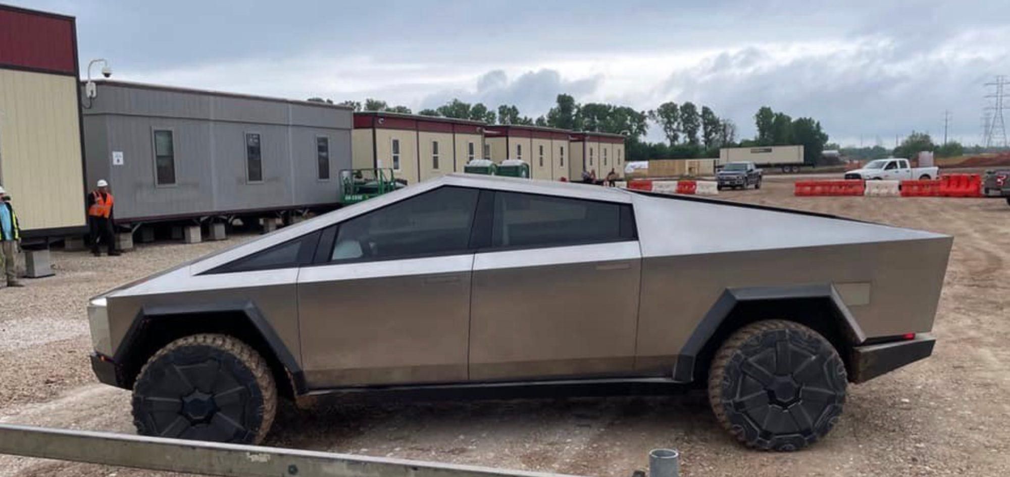 Прототип пікапа Cybertruck помітили на будівельному майданчику Tesla в Техасі