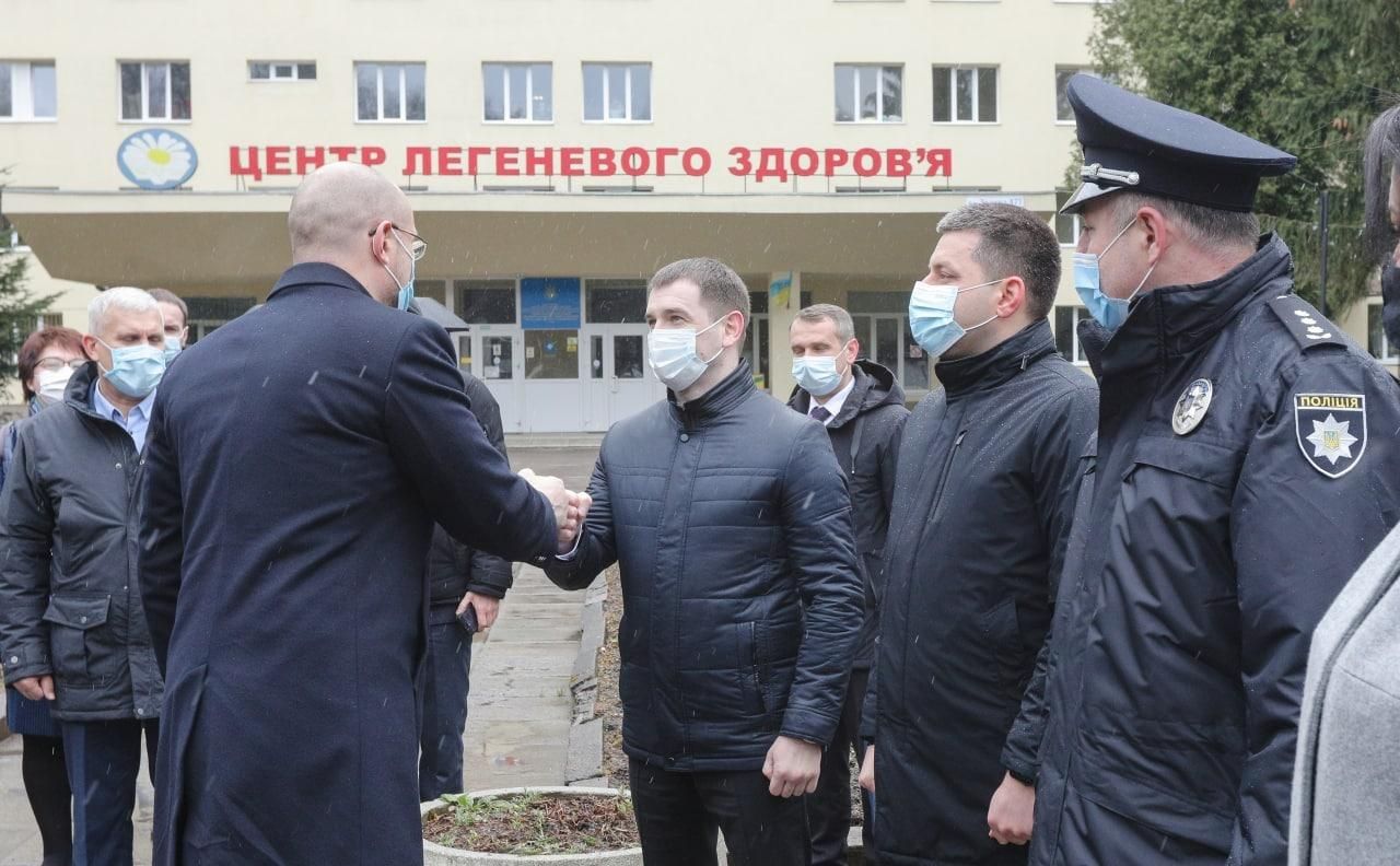 Государство продолжит увеличивать зарплаты медикам, - Шмыгаль встретился с львовскими врачами 