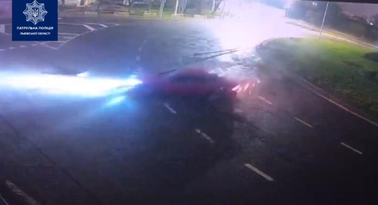 У Львові п'яна 18-річна водійка на великій швидкості знесла електроопору: епічне відео
