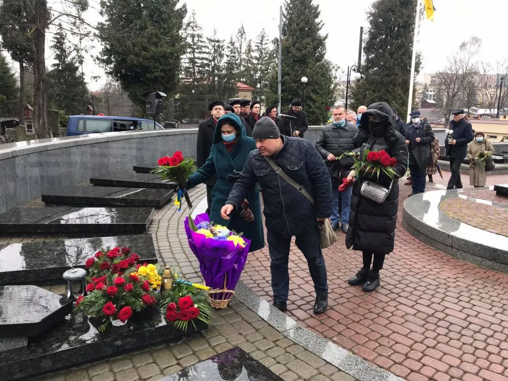 У Львові на Личаківському кладовищі вшанували пам'ять Героя України Бориса Возницького – фото У Львові на Личаківському кладовищі вшанували пам'ять Героя України Бориса Возницького – фото