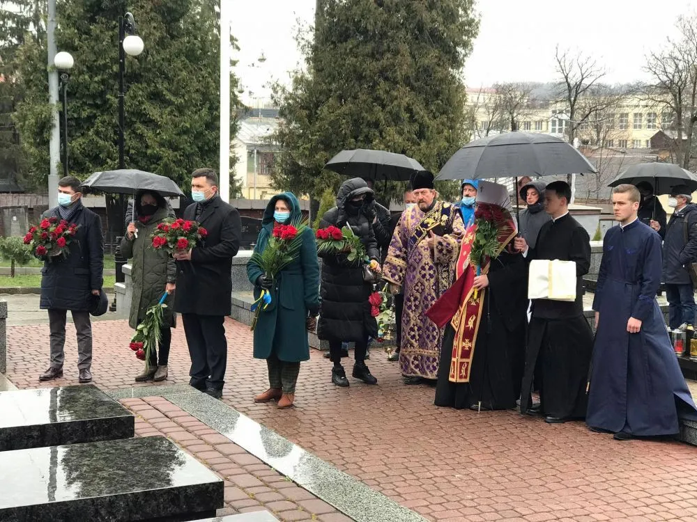 У Львові на Личаківському кладовищі вшанували пам'ять Героя України Бориса Возницького – фото У Львові на Личаківському кладовищі вшанували пам'ять Героя України Бориса Возницького – фото
