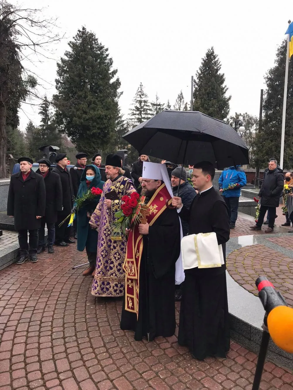 У Львові на Личаківському кладовищі вшанували пам'ять Героя України Бориса Возницького – фото У Львові на Личаківському кладовищі вшанували пам'ять Героя України Бориса Возницького – фото