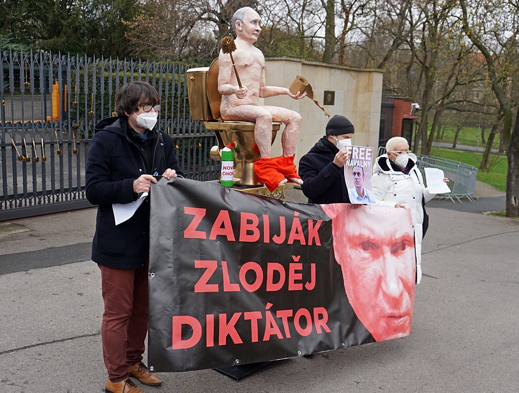 Под посольством России в Чехии установили статую Путина на унитазе