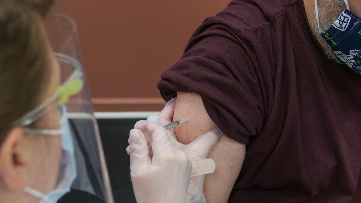 На Львівщині зафіксували смерть людини після вакцинації проти COVID-19