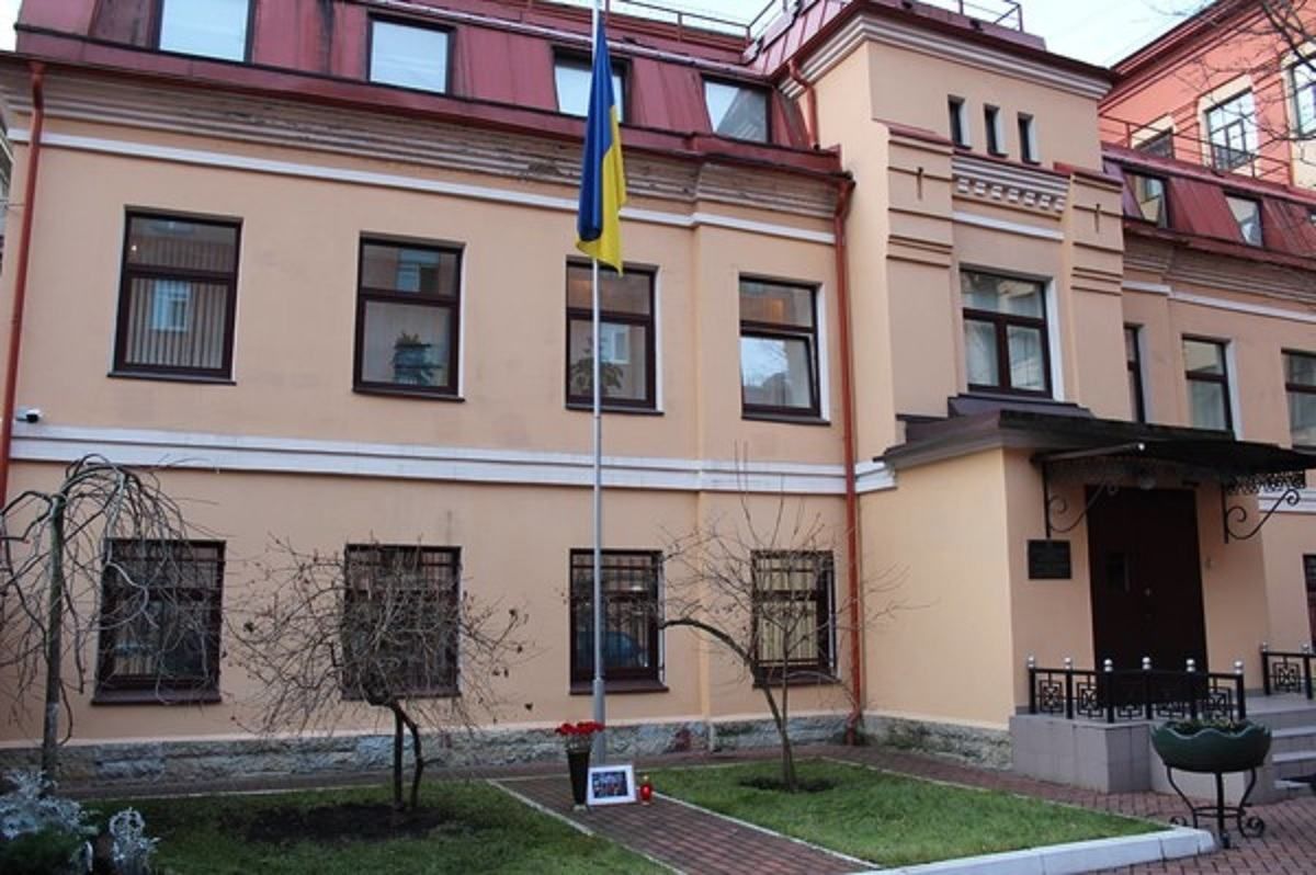Украина работает над возвращением задержанного в России консула