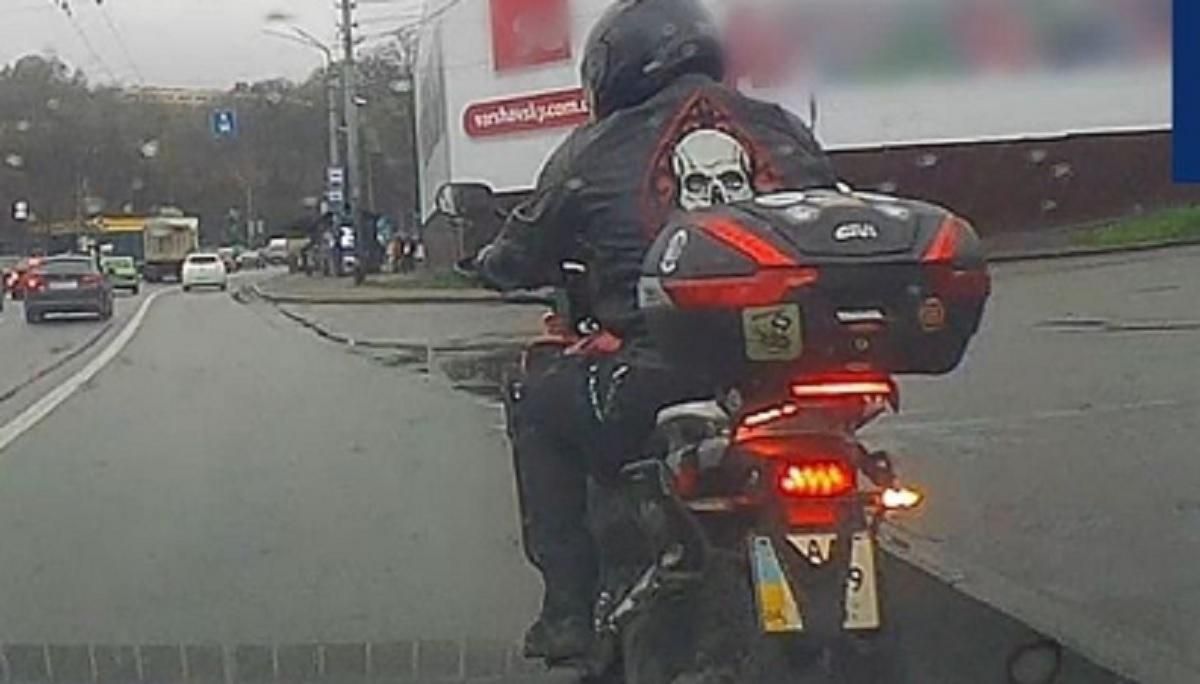 В Киеве мотоциклист скрыл номера женским бельем: фото