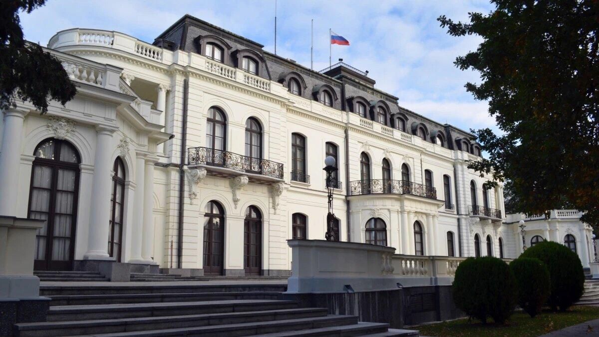 Чехия высылает 18 российских дипломатов