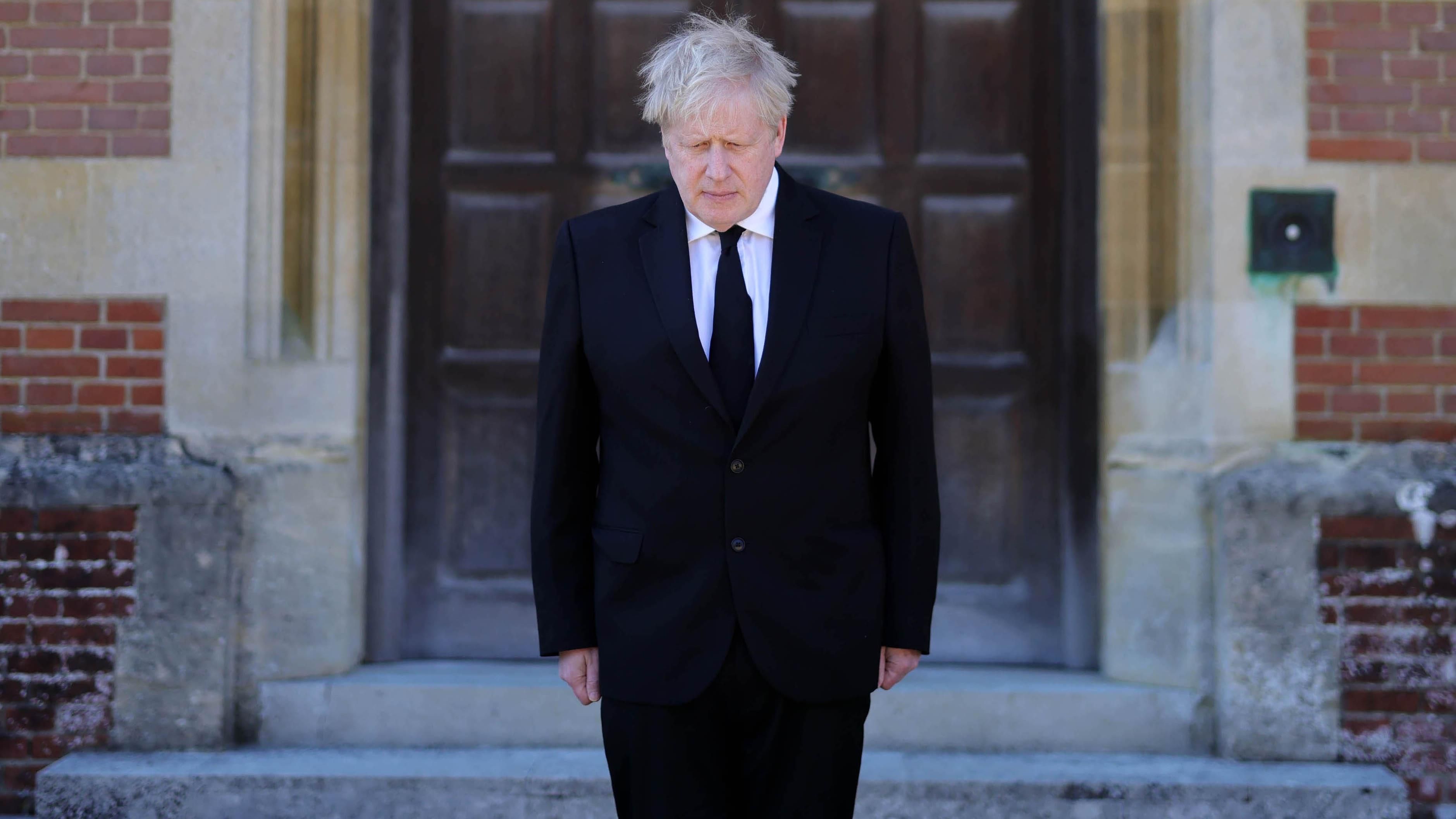 Джонсон не был на похоронах принца Филиппа, но 17 апреля 2021 почтил его память: видео
