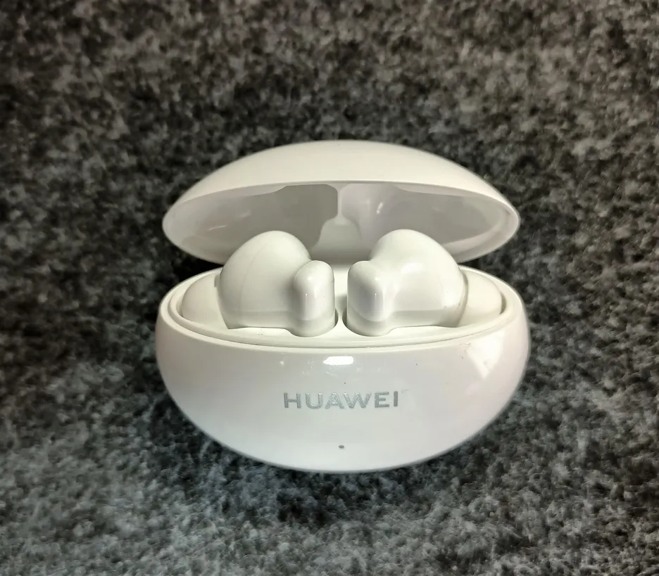 Кейс та навушники Huawei Кейс та навушники Huawei