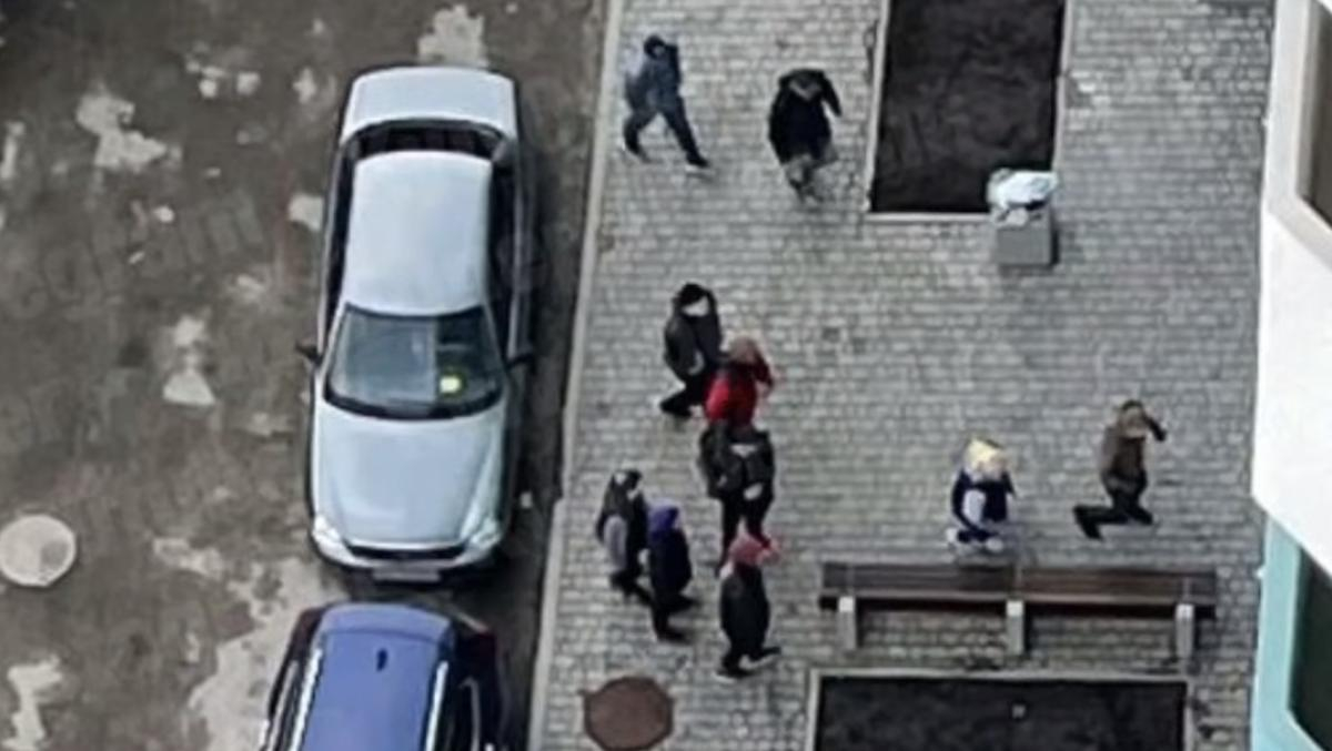 Під Києвом у новому ЖК зграя підлітків жорстоко побила двірника