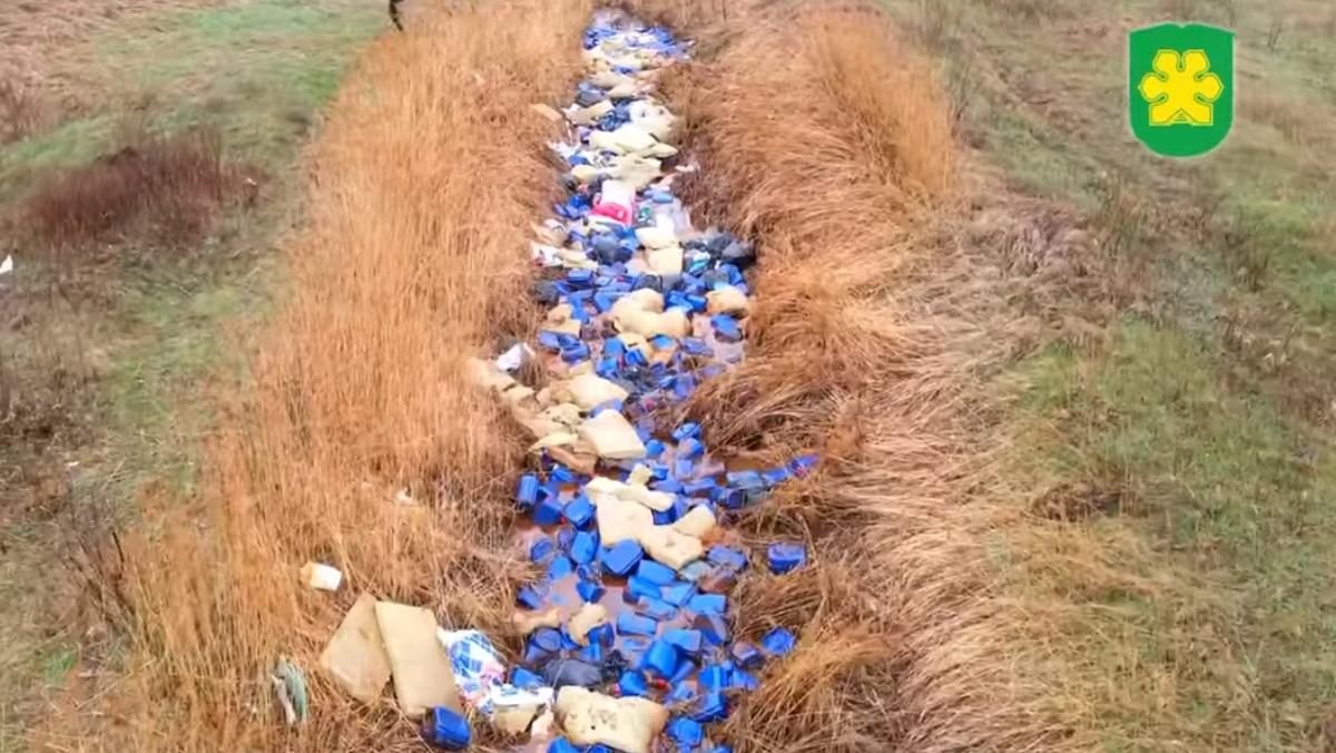 У Бучі на Київщині в річку викинули тисячі каністр з хімікатами У Бучі на Київщині в річку викинули тисячі каністр з хімікатами