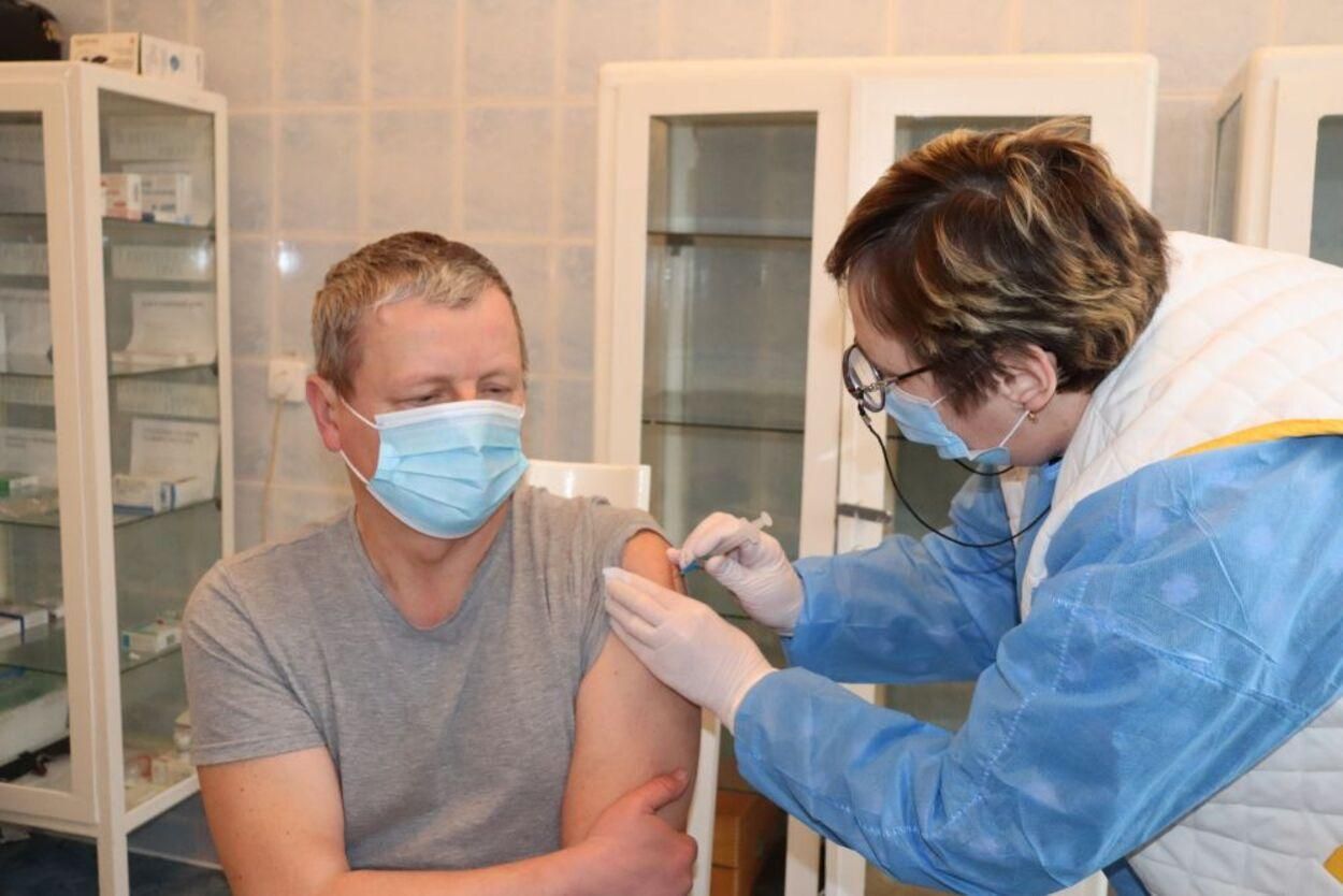 На Львівщині розпочалась вакцинація від коронавірусу препаратом Pfizer