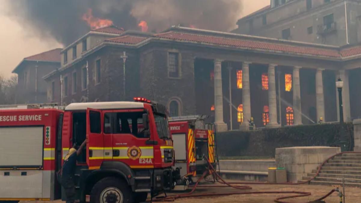 В ЮАР бушует масштабный пожар: людей эвакуируют - видео