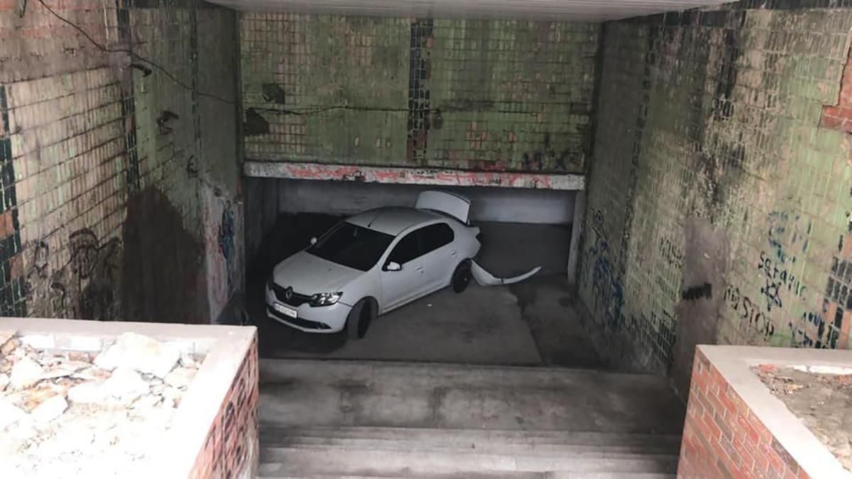 У підземному переході в Дніпрі покинули побите авто – фото 