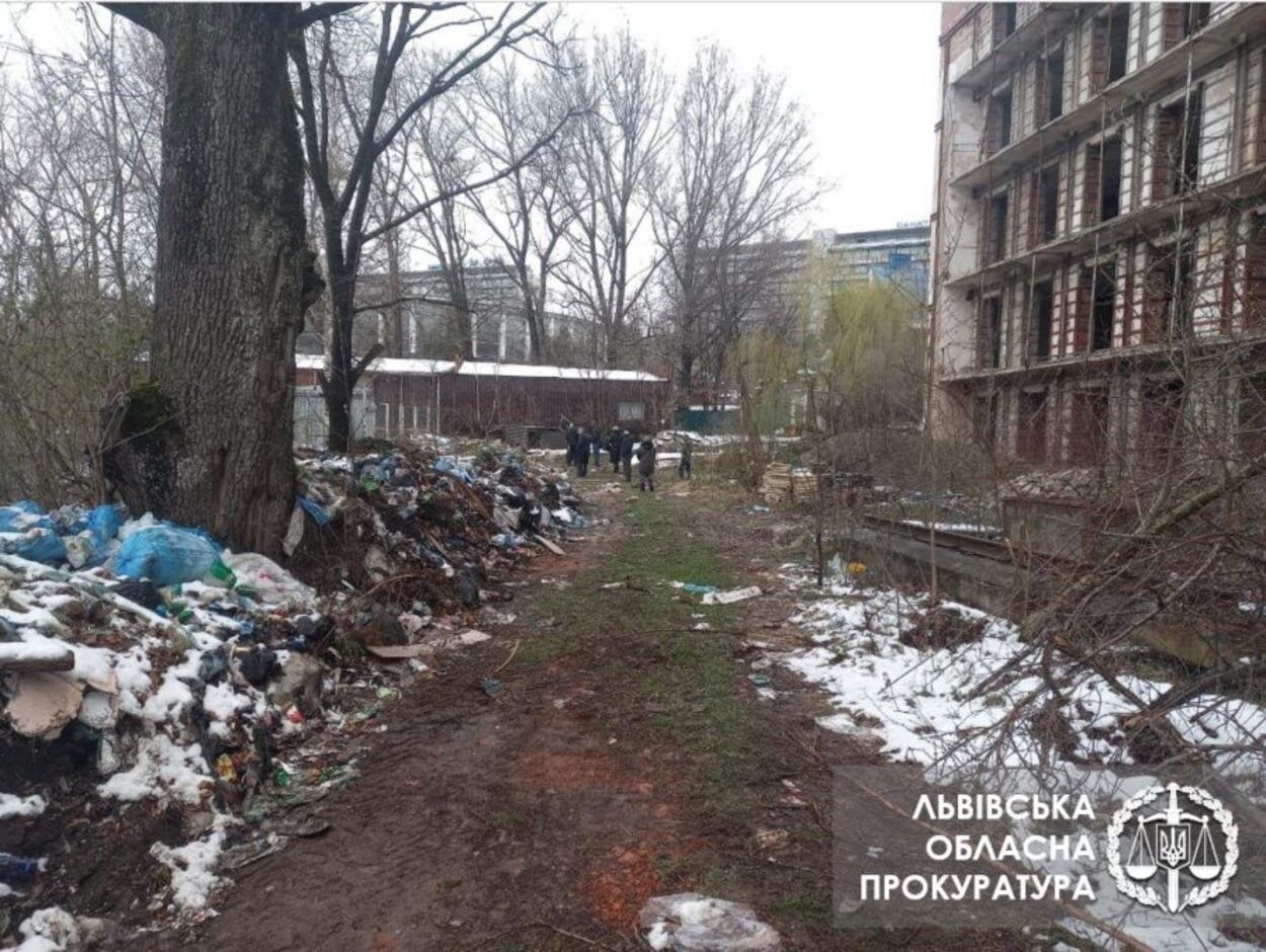 Шприци, крапельниці та пробірки: у Трускавці виявили сміттєзвалище з медичними відходами – фото Шприци, крапельниці та пробірки: у Трускавці виявили сміттєзвалище з медичними відходами – фото