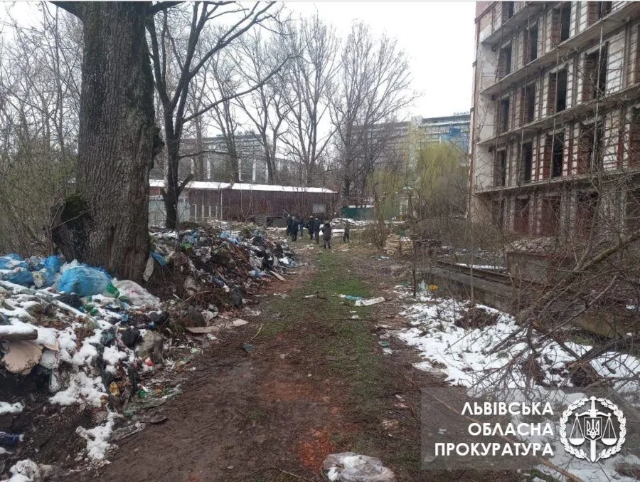 Шприци, крапельниці та пробірки: у Трускавці виявили сміттєзвалище з медичними відходами – фото Шприци, крапельниці та пробірки: у Трускавці виявили сміттєзвалище з медичними відходами – фото