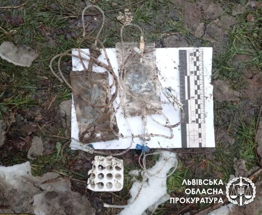 Шприци, крапельниці та пробірки: у Трускавці виявили сміттєзвалище з медичними відходами – фото Шприци, крапельниці та пробірки: у Трускавці виявили сміттєзвалище з медичними відходами – фото