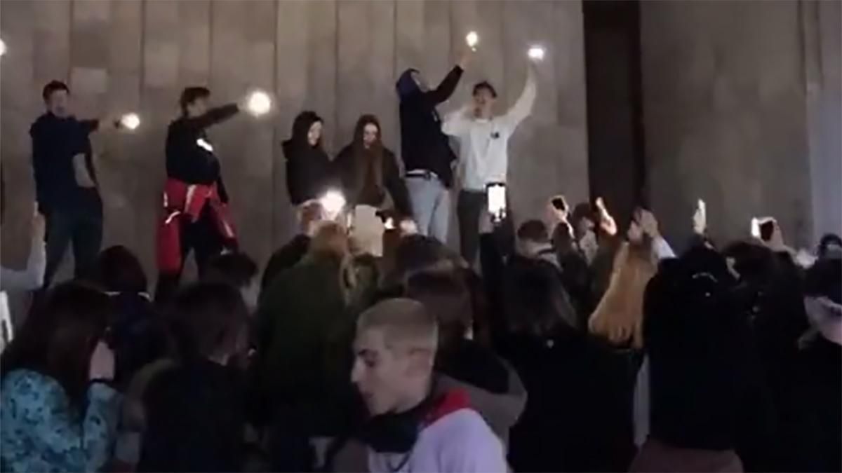 Як пройшла тусовка школярів під ХАТОБом мов у доковідні часи: відео Як пройшла тусовка школярів під ХАТОБом мов у доковідні часи: відео