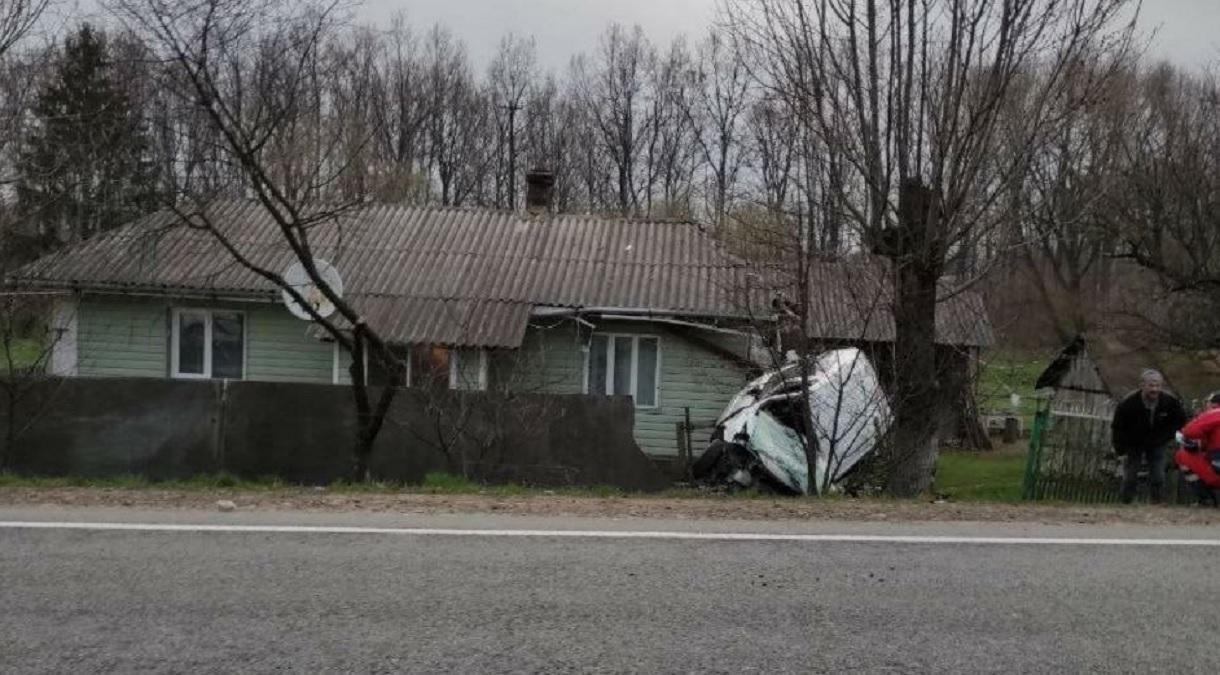 На Прикарпатті авто поліції влетіло в житловий будинок