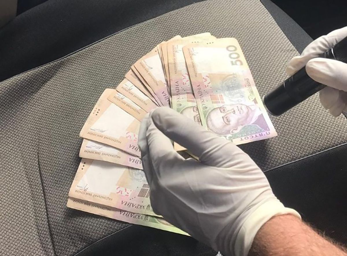 Чиновнику секретаріату Кабміну загрожує до 12 років в'язниці за хабар Чиновнику секретаріату Кабміну загрожує до 12 років в'язниці за хабар