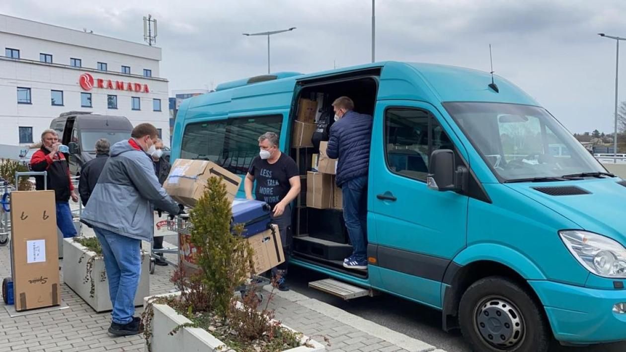 Чехия выдворила 18 российских дипломатов: фото Чехия выдворила 18 российских дипломатов: фото