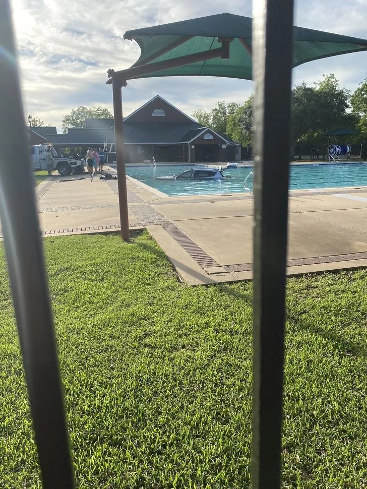 Машина у басейні Машина у басейні