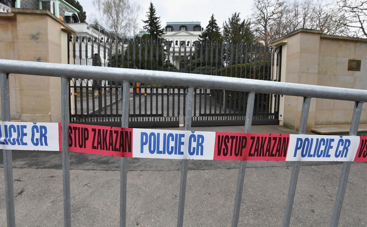 Прага требует уменьшить территорию посольства России Прага требует уменьшить территорию посольства России