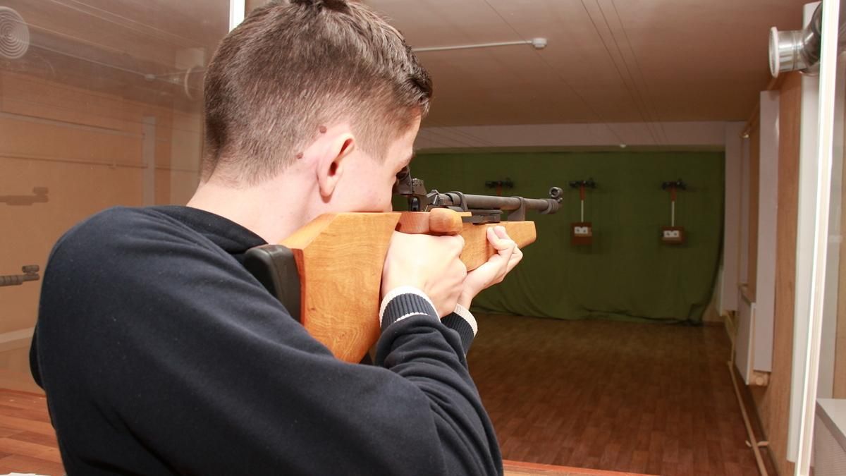 У шкільному тирі Черкас учня поранили в голову: він у важкому стані У шкільному тирі Черкас учня поранили в голову: він у важкому стані