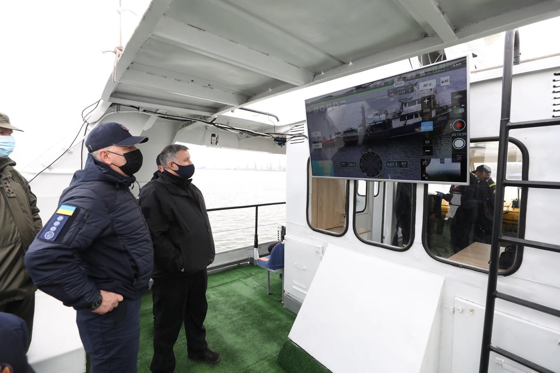 Аваков перевірив безпеку акваторії Маріуполя та всього Азову Аваков перевірив безпеку акваторії Маріуполя та всього Азову