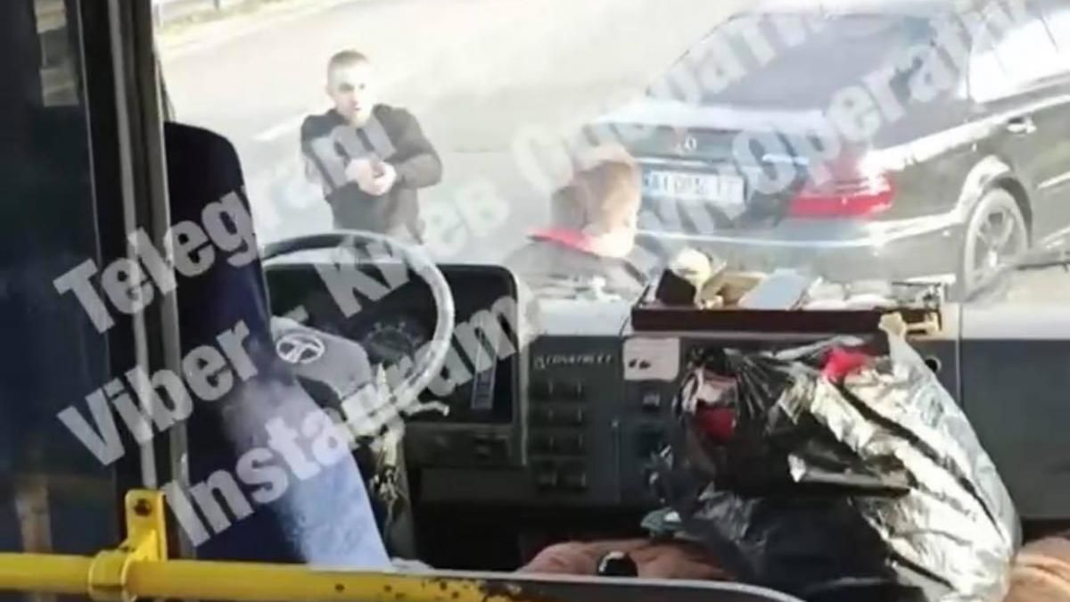 На трассе Киев - Чернигов водитель Mercedes подстрелил маршрутчика