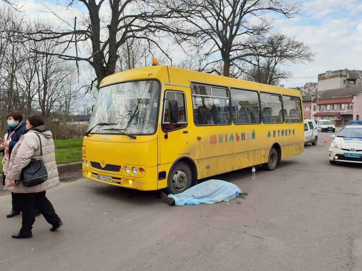 На Львівщині посеред дороги раптово помер водій шкільного автобуса: фото