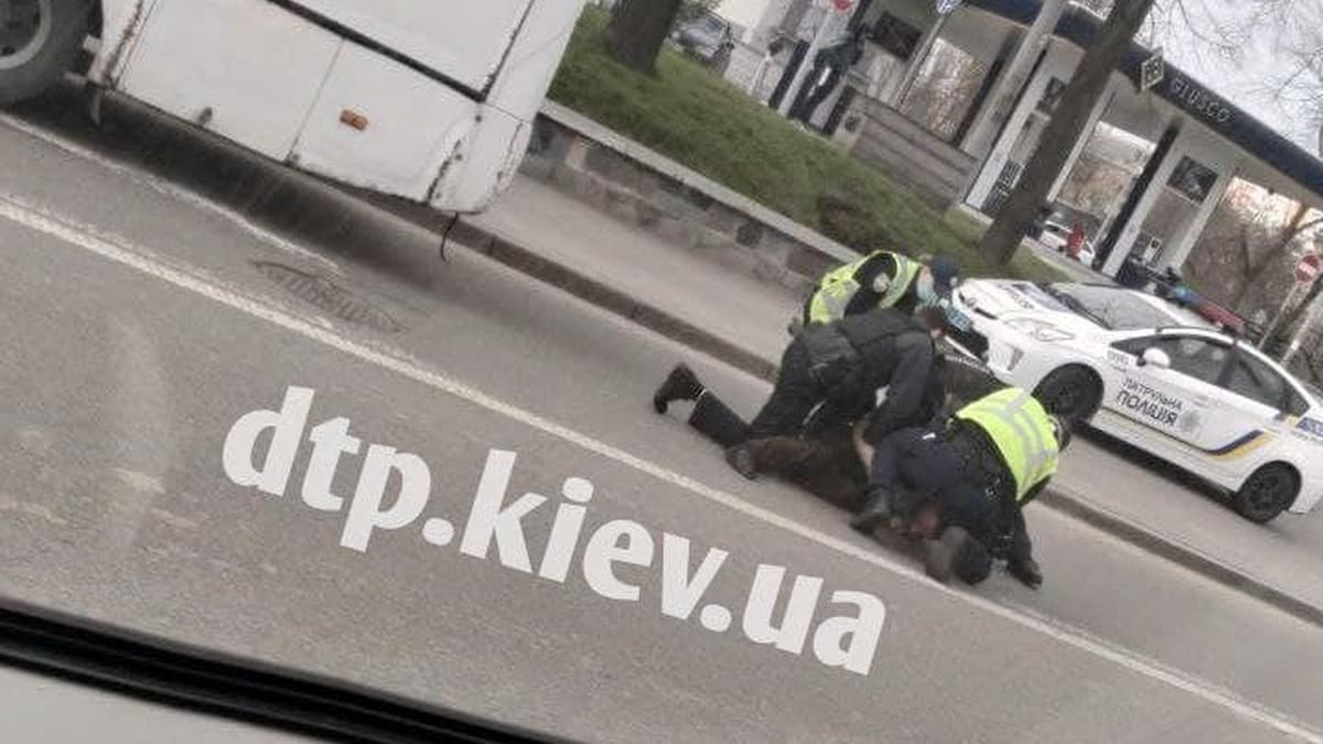 У Києві затримали маршрутника, який кидався на патрульних У Києві затримали маршрутника, який кидався на патрульних