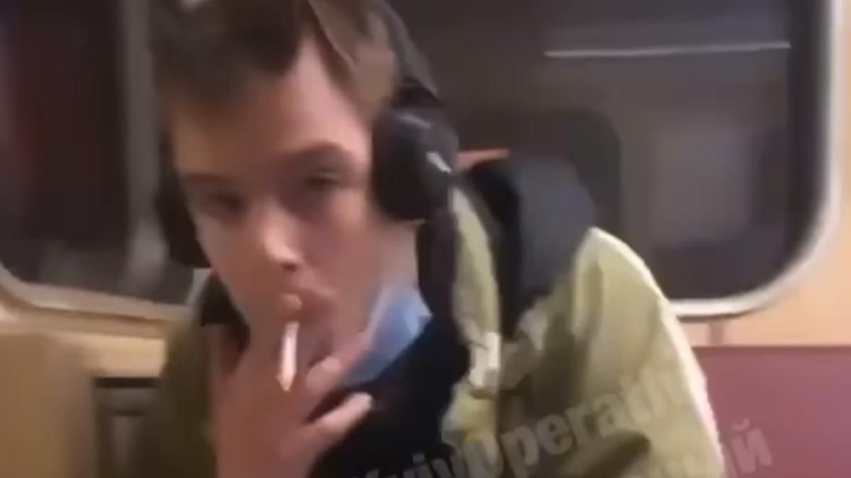 У метро Києва підлітки нахабно курили цигарки та знімали на відео
