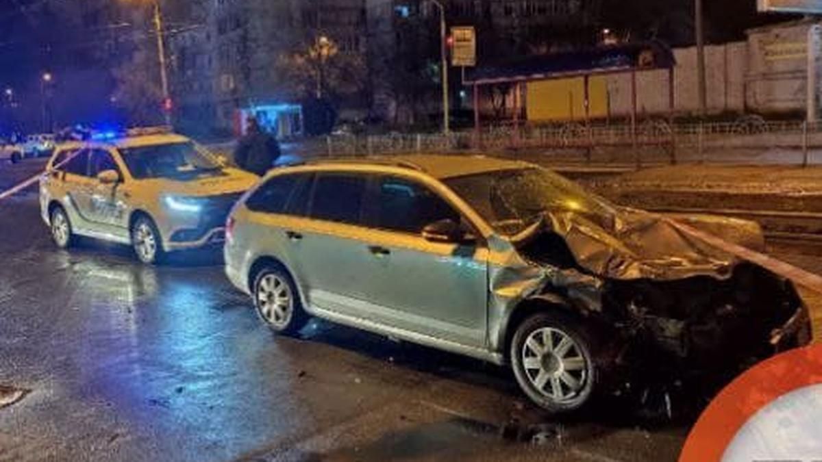 У Києві перегони поліції з чоловіком закінчилися аварією