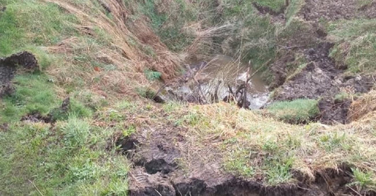 В селе на Львовщине образовалось большая карстовая пропасть возле жилого дома - фото В селе на Львовщине образовалось большая карстовая пропасть возле жилого дома - фото