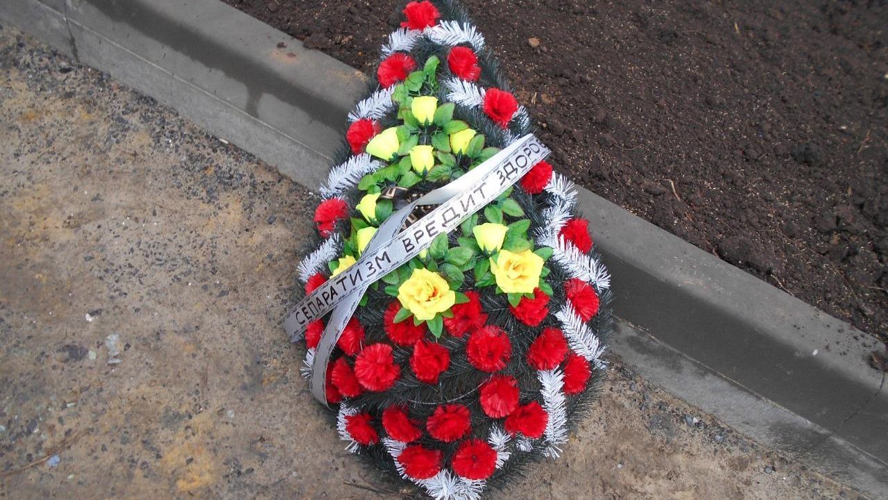 В Харькове сожгли 2 авто и принесли траурные венки сепаратистам фото В Харькове сожгли 2 авто и принесли траурные венки сепаратистам фото