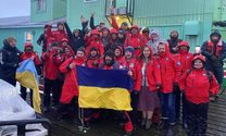 Отримали ключі та презент: на станції "Академік Вернадський" завершилася перезмінка Отримали ключі та презент: на станції "Академік Вернадський" завершилася перезмінка