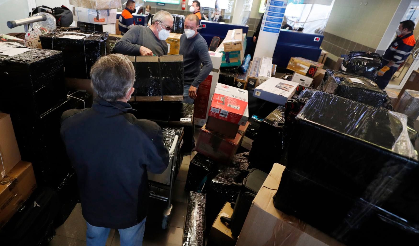 Вислані російські дипломати забрали з Чехії, що тільки могли Вислані російські дипломати забрали з Чехії, що тільки могли