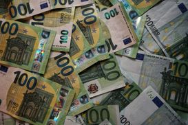 Курс валют на 21 квітня: долар зупинився, а євро продовжує дорожчати 