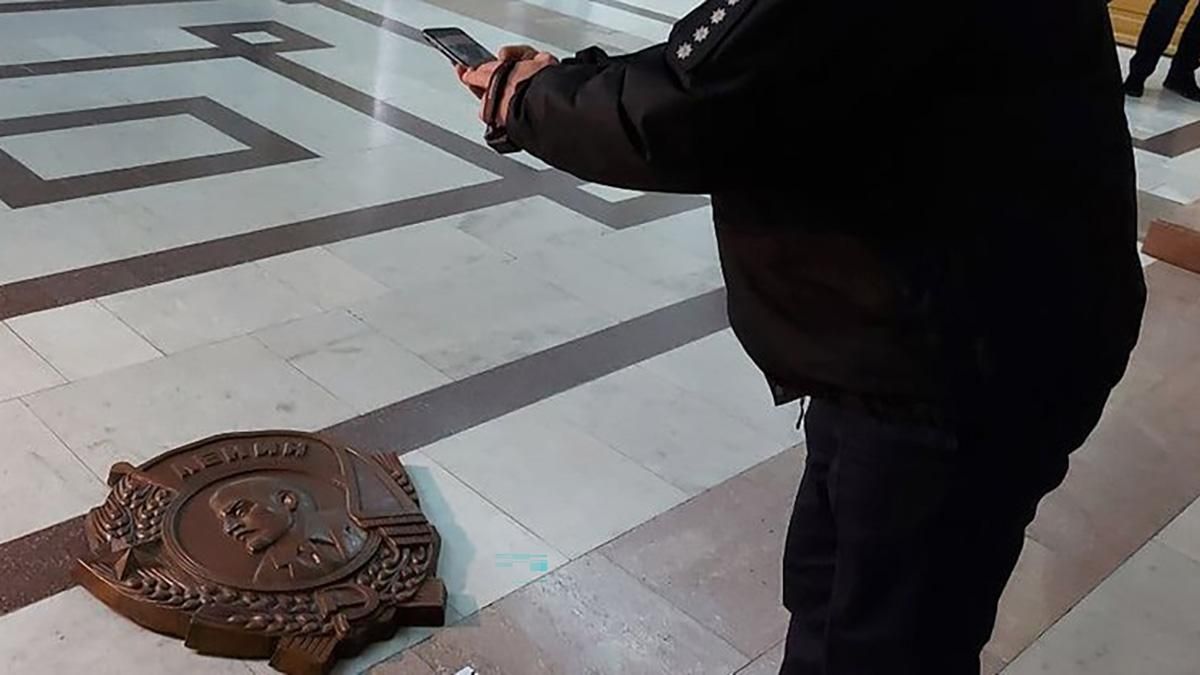В Харьковской мэрии полиция расследуют восстановления берельефа Ленина