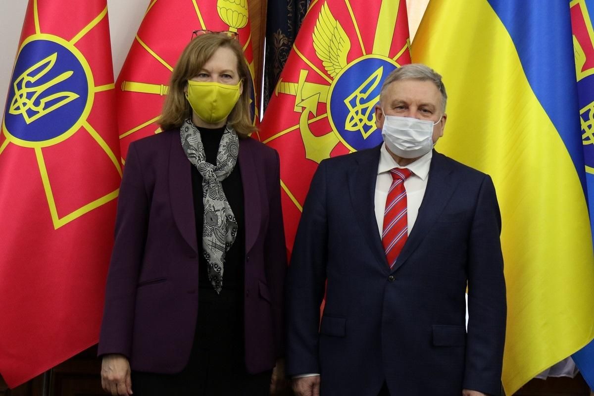 Таран зустрівся з Квін і обговорив ситуацію з армією Росії на кордоні Таран зустрівся з Квін і обговорив ситуацію з армією Росії на кордоні