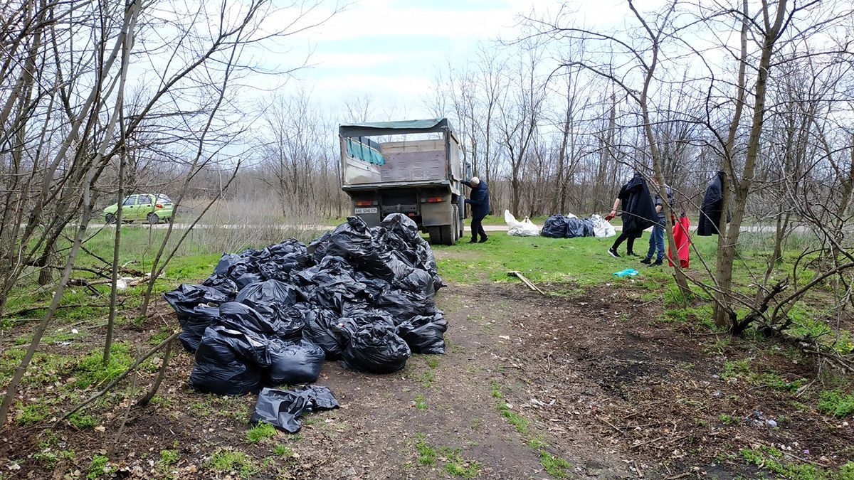 Дніпровський активіст ліквідував звалище одягу з секонду: фото, відео