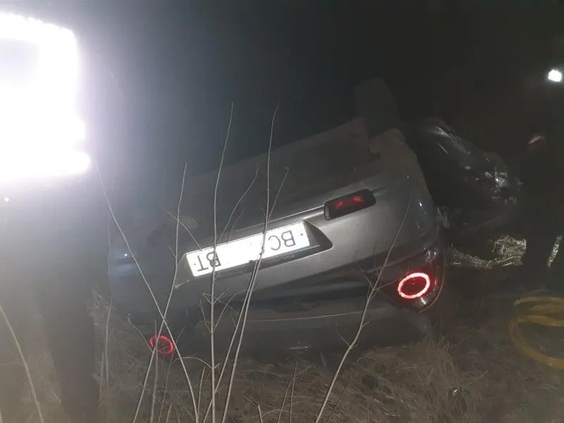 На Львівщині авто злетіло з моста та перекинулось: водія "вирізали" з салону – фото