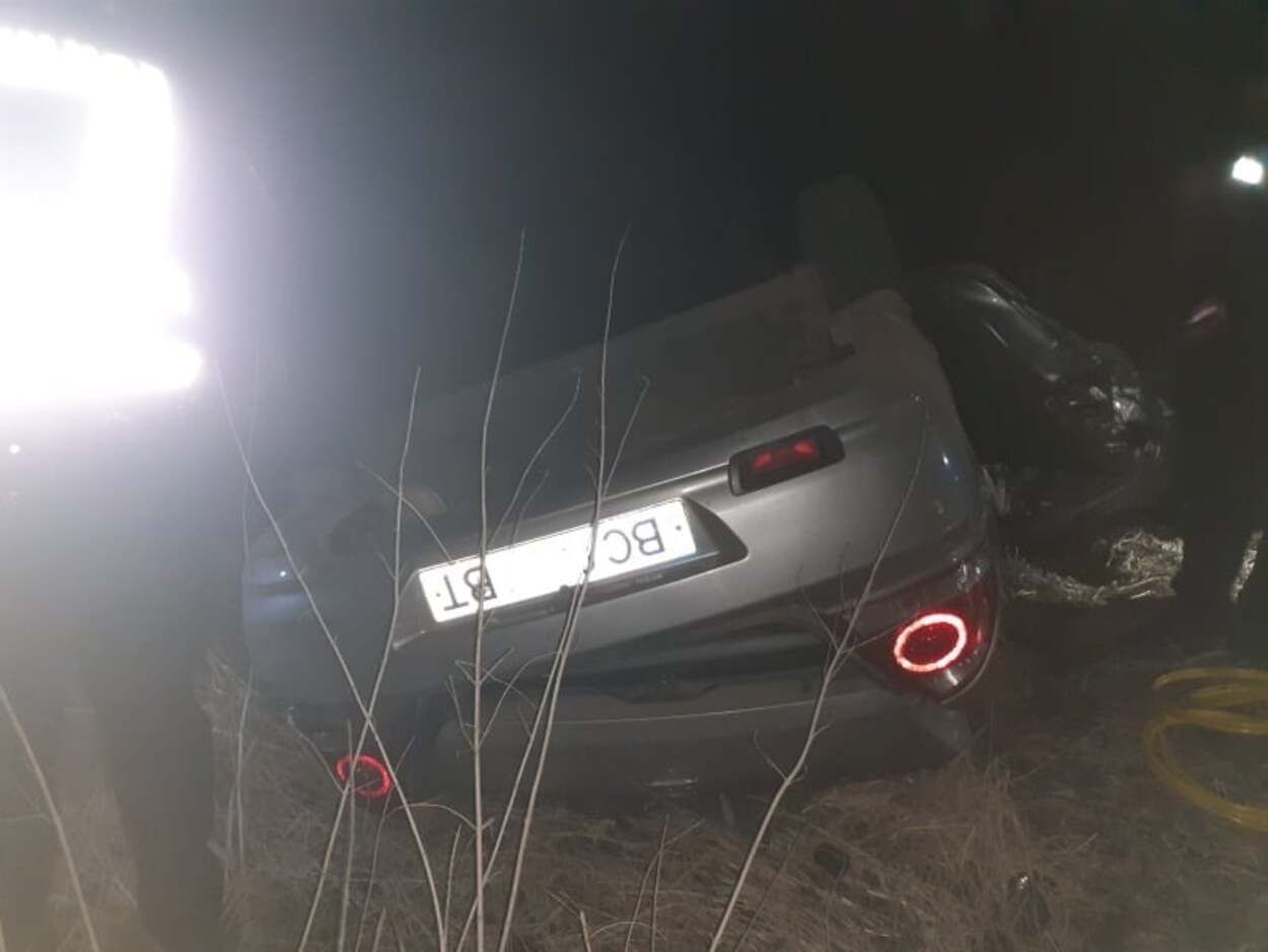 На Львовщине авто слетело с моста и перевернулась: водителя вырезали из салона - фото 