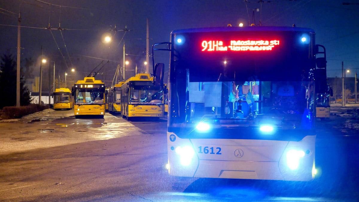 У Києві змінять графік руху тролейбусів та трамваїв У Києві змінять графік руху тролейбусів та трамваїв